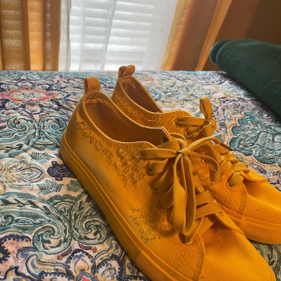 Yellow Ripped Texture Shoes - Picture 3 of 4